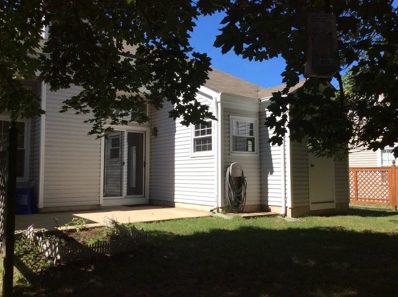 372 Finch Ln - Photo 2 of 9