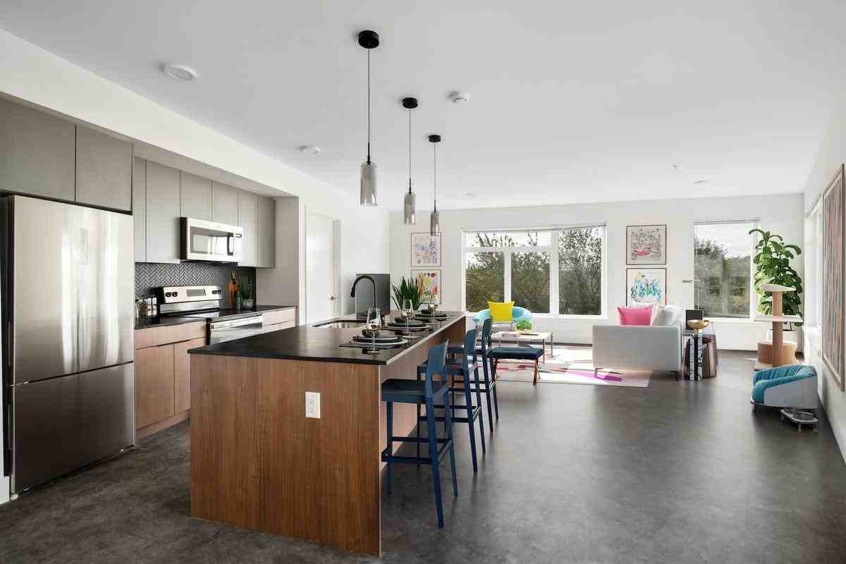 622 Rainier Ave S - Photo 3 of 9