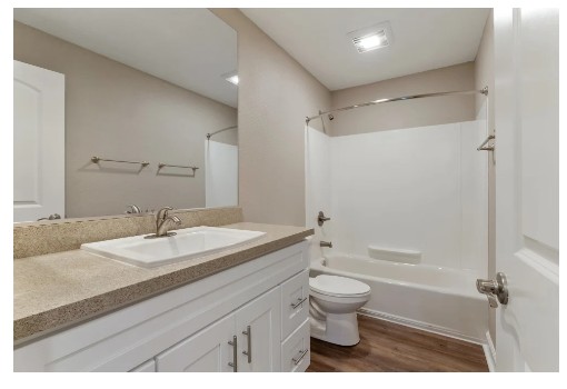 22432 Center St - Photo 2 of 14