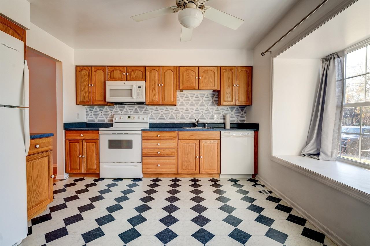 811 Kings Croft - 1 #1 - Photo 7 of 33