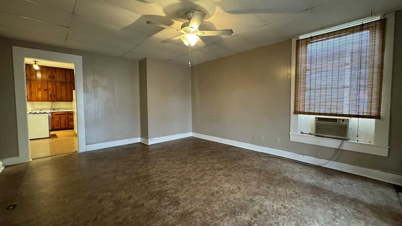 211 Oak Street - Photo 3 of 8