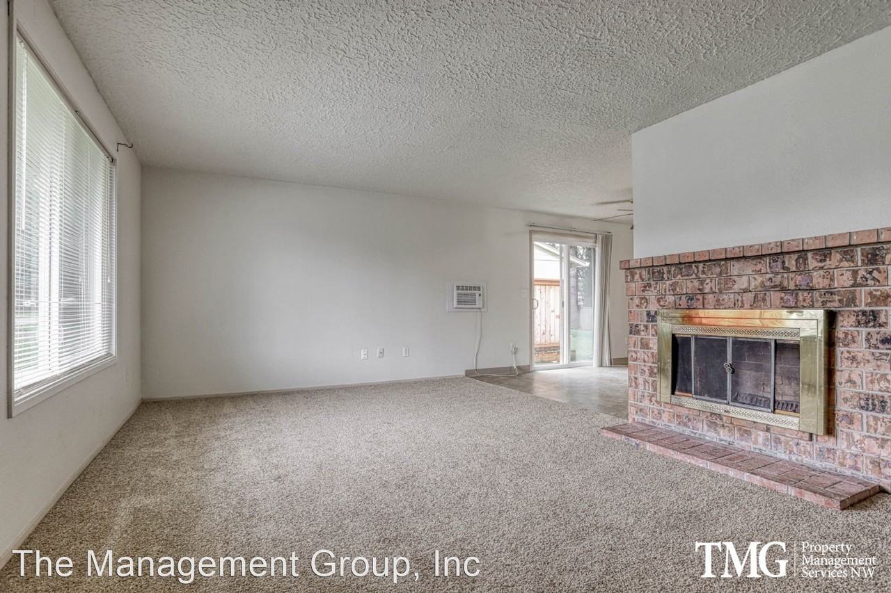 804 - 806 NE 105th Street - Photo 3 of 20