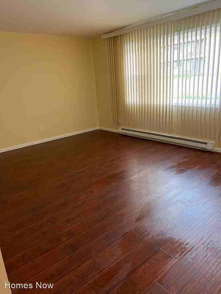 1904 Auburn St Apartments in Signal Hill, Rockford, IL 61103 Zumper