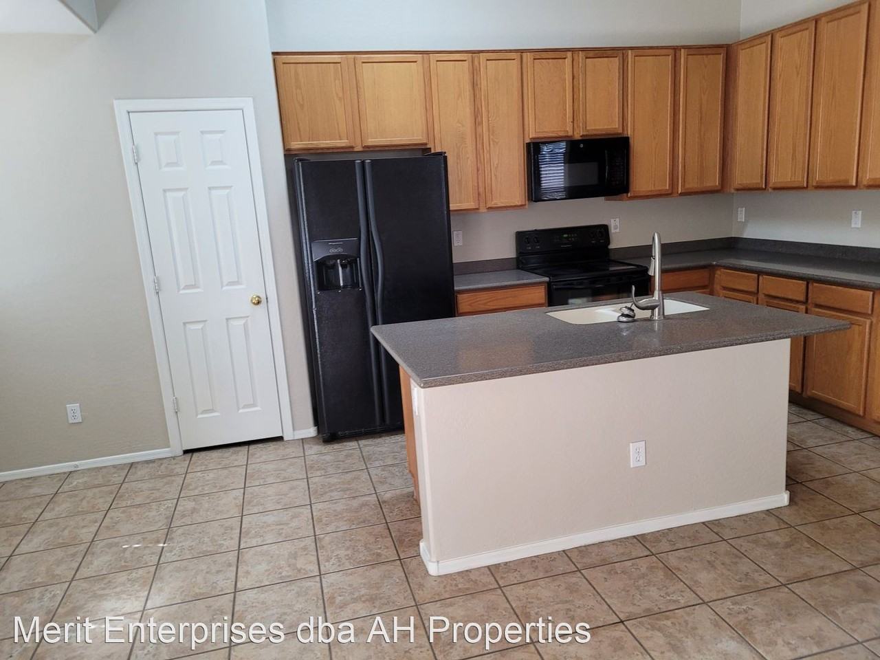 10933 W Minnezona Ave - Photo 3 of 9