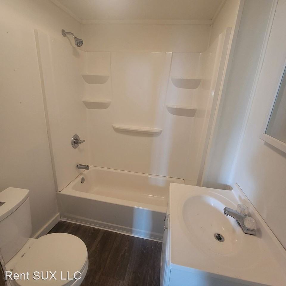 1318 B St - Photo 2 of 6