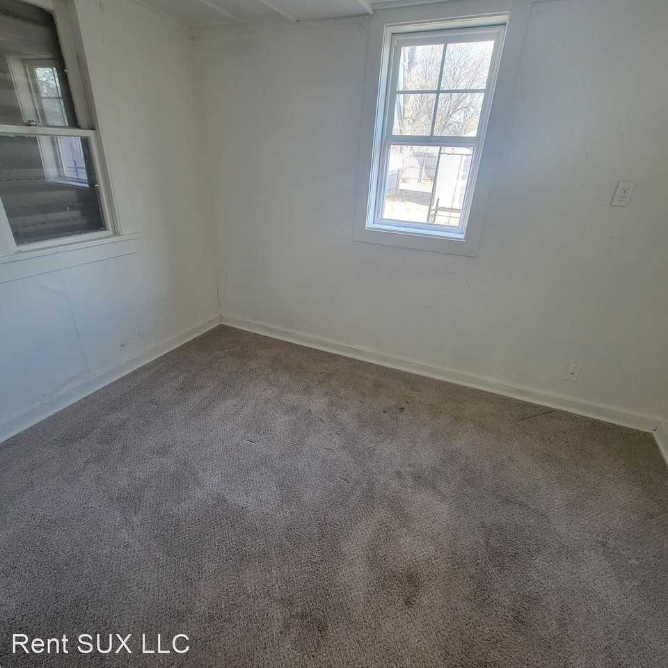 1318 B St - Photo 3 of 6