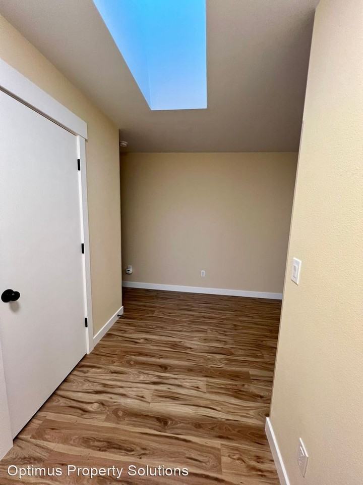 210 4th St - Photo 3 of 34