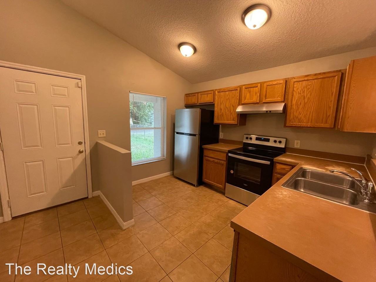 1613 Roosevelt Ave - Photo 3 of 14