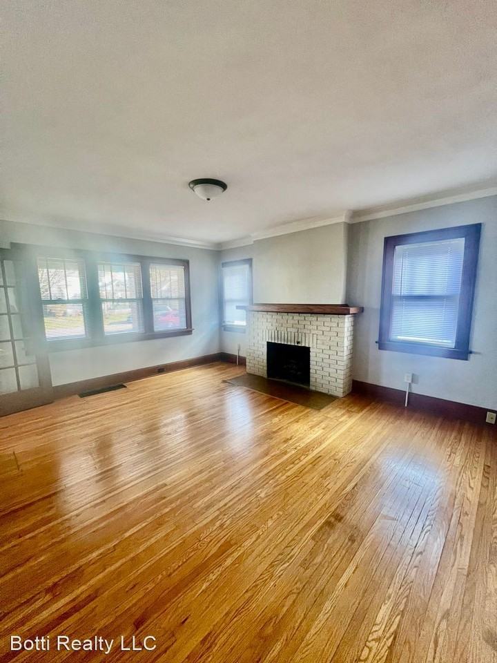 1716 Hancock St - Photo 2 of 10