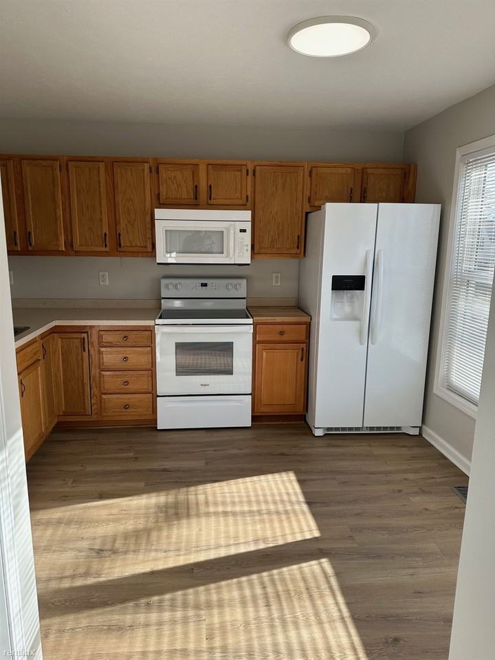 420 W Oak St - Photo 2 of 10