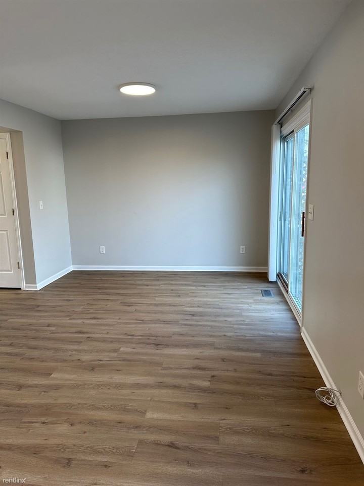 420 W Oak St - Photo 3 of 10