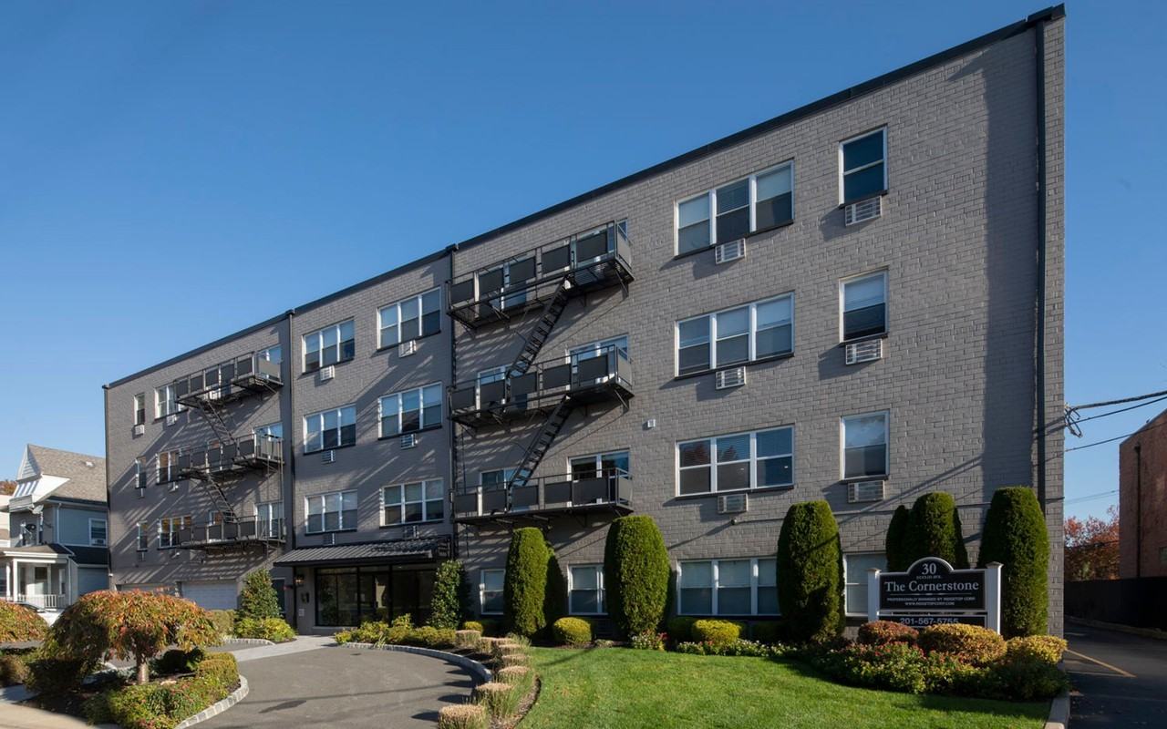 The Cornerstone: Heat, Gas, Hot & Cold Water Included, Elevator, Cat & Dog Friendly - Photo 5 of 39