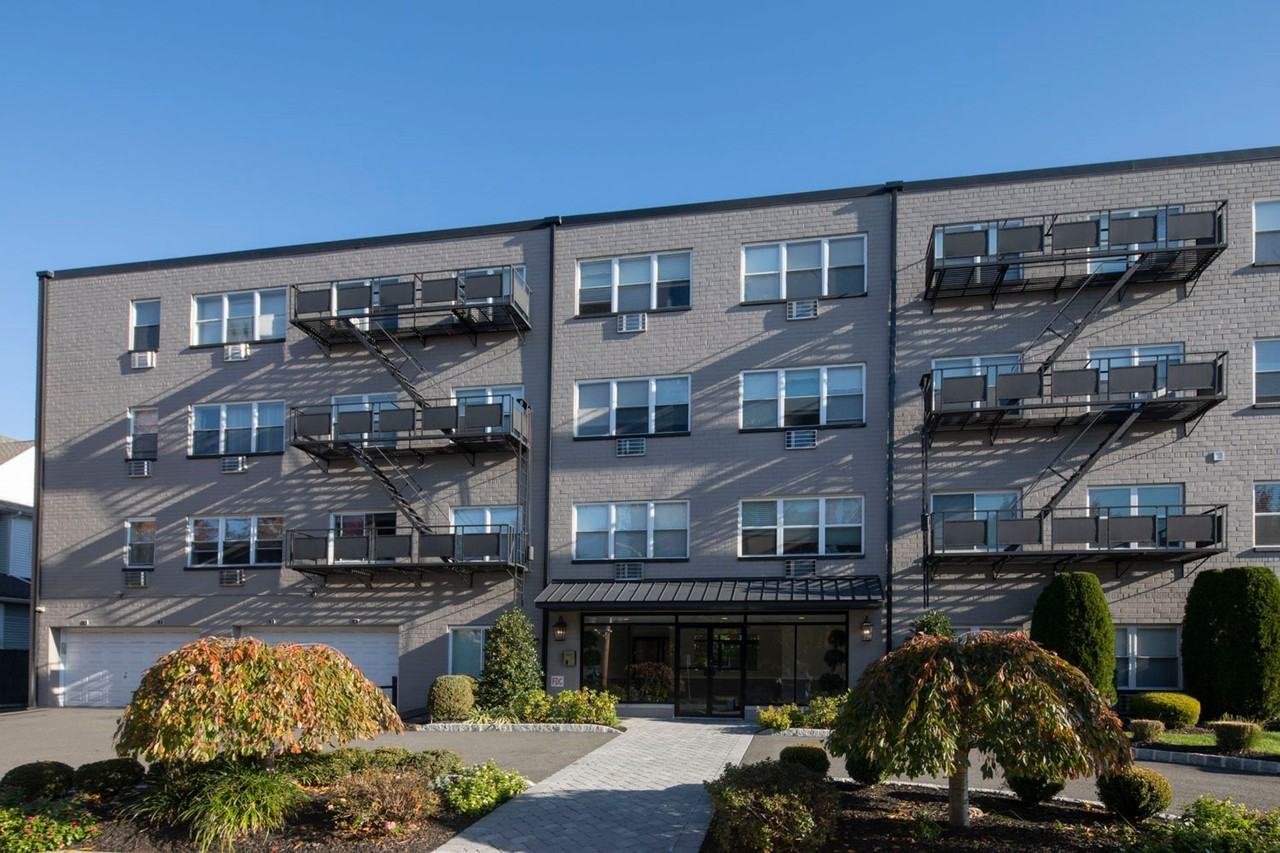 The Cornerstone: Heat, Gas, Hot & Cold Water Included, Elevator, Cat & Dog Friendly - Photo 6 of 39