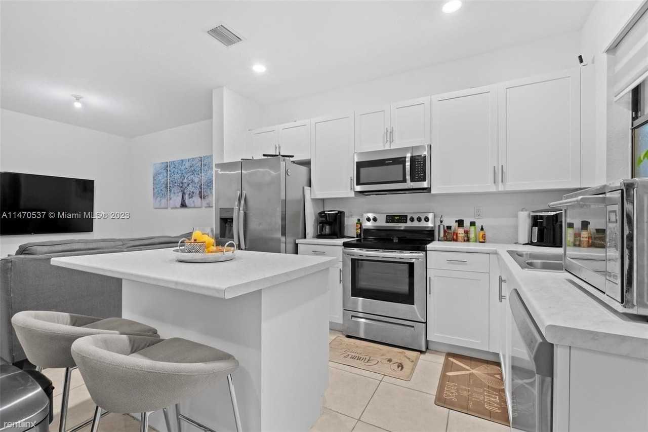 14807 Sw 183rd Ter - Photo 2 of 19