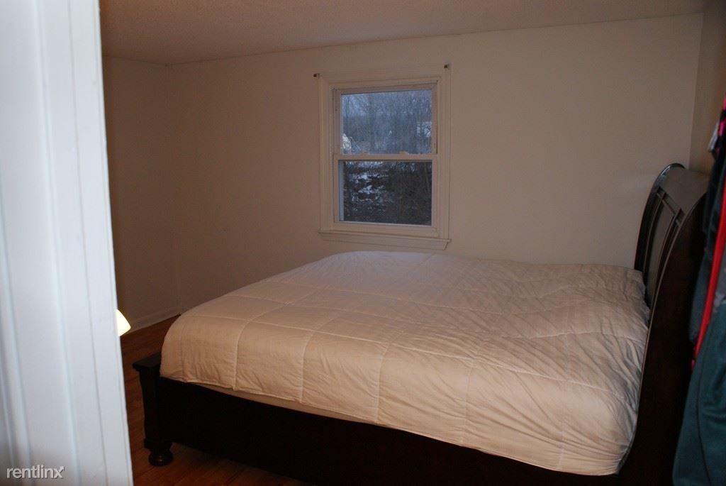 250 Spring Cir - Photo 3 of 5