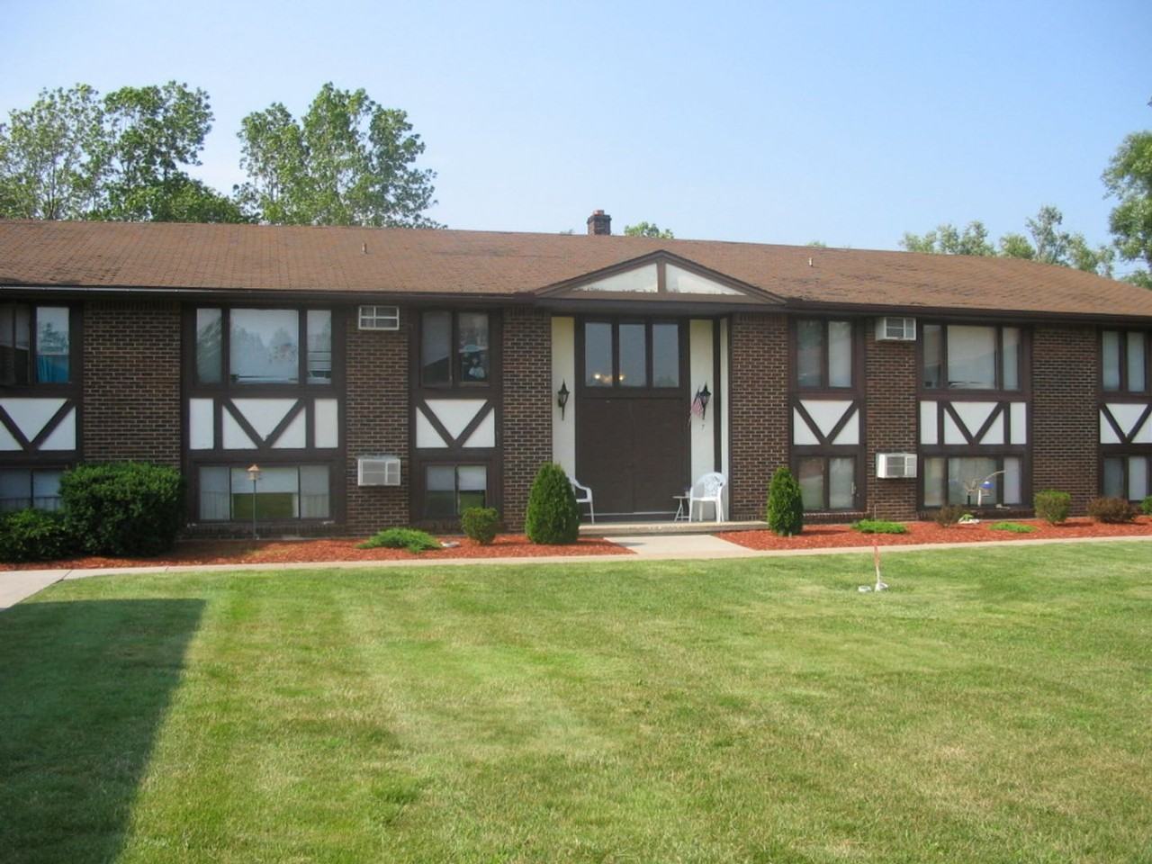 Tudor Heights Apartments - Photo 2 of 11