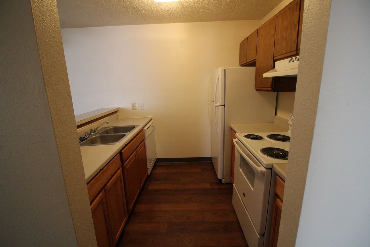 118 Waterloo Street, - Photo 4 of 50