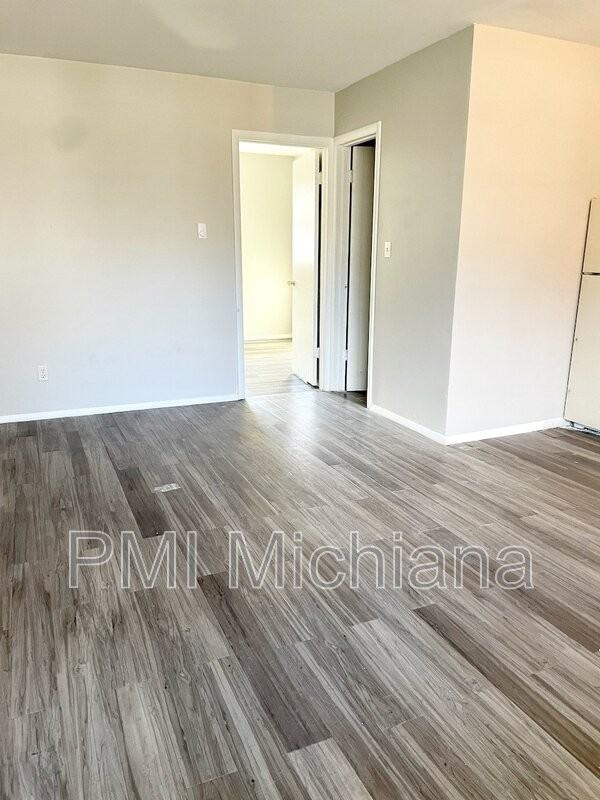 2124 Lathrop St - Photo 2 of 11