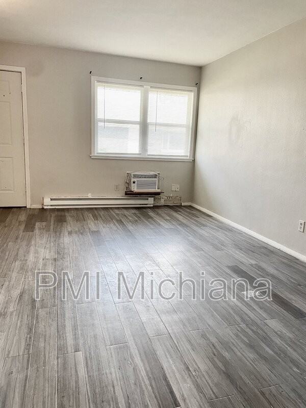 2124 Lathrop St - Photo 3 of 11