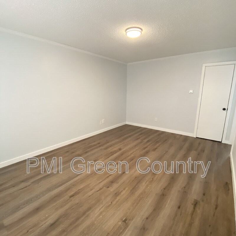 825 Park St - Photo 3 of 18