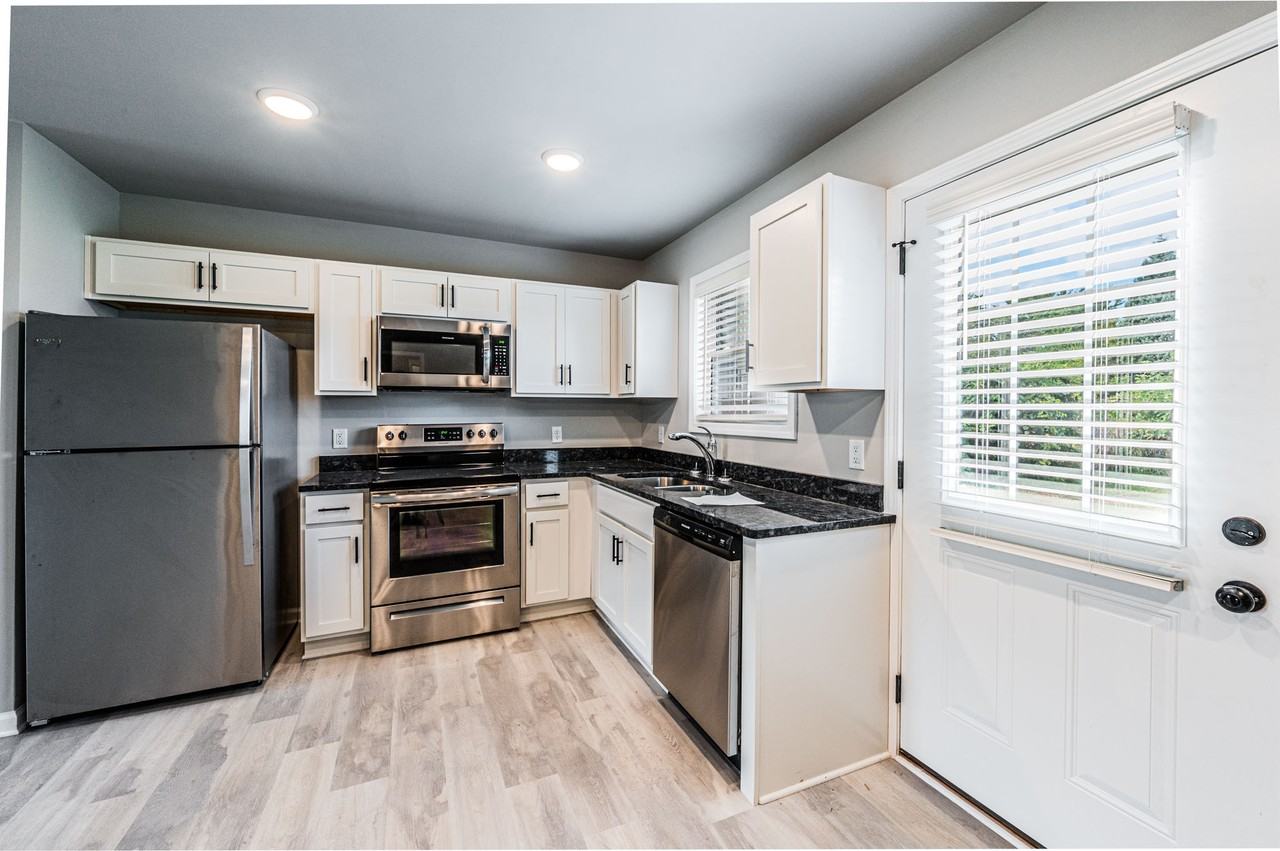 245 Whispering Hills Blvd - Photo 3 of 10