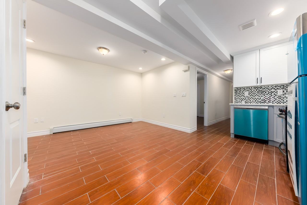 1015 Home St - Photo 3 of 7