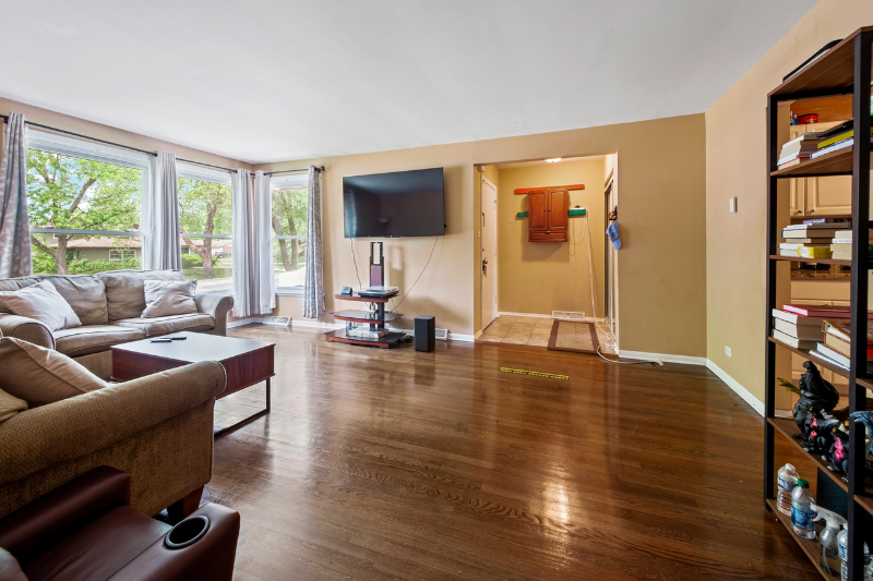 17211 Elm Dr - Photo 2 of 10
