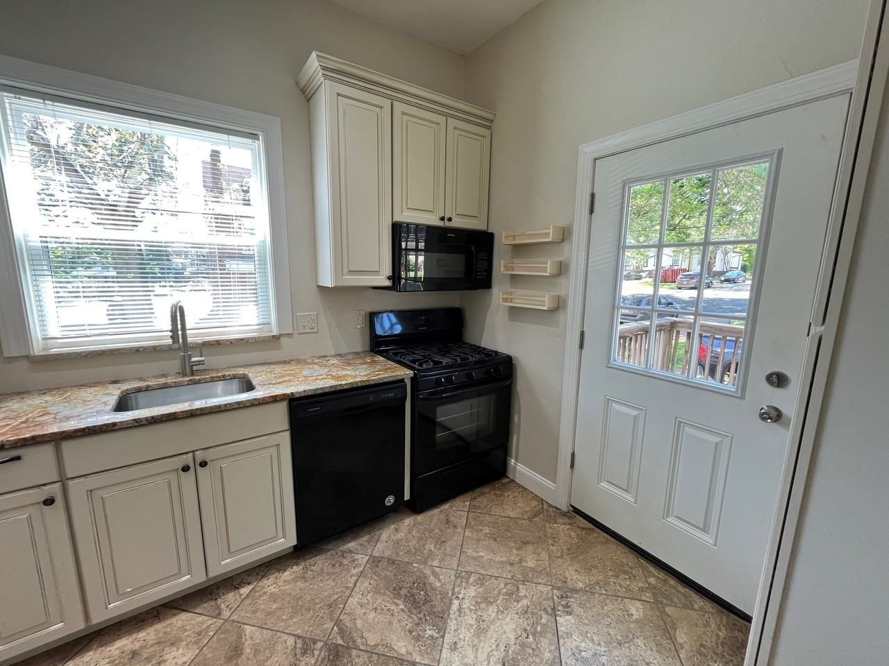 821 Highview St #1 - Photo 6 of 32