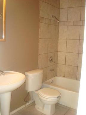 826 W 9th St - Photo 3 of 3