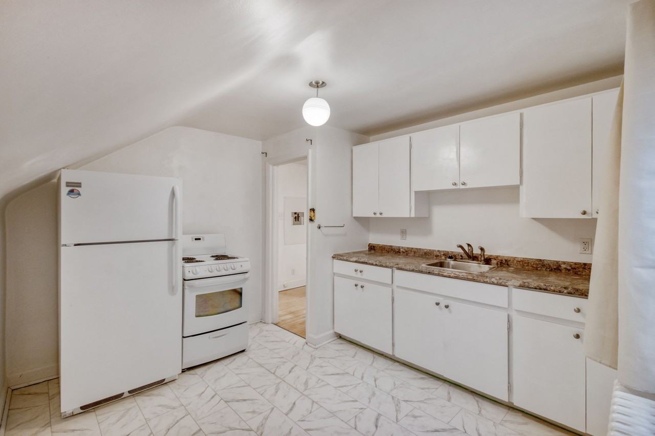 563 Windsor Avenue 2, Winnipeg, MB R2L 1B4 1 Bedroom House for 1,045