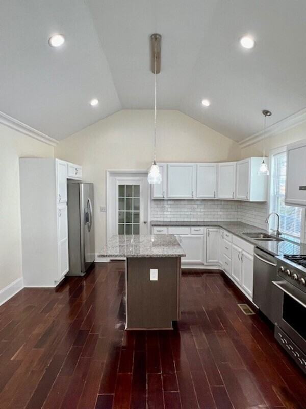 202 Maurice St - Photo 3 of 18