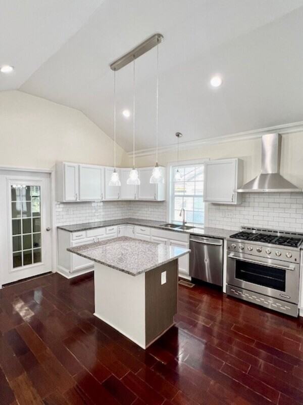 202 Maurice St - Photo 4 of 18