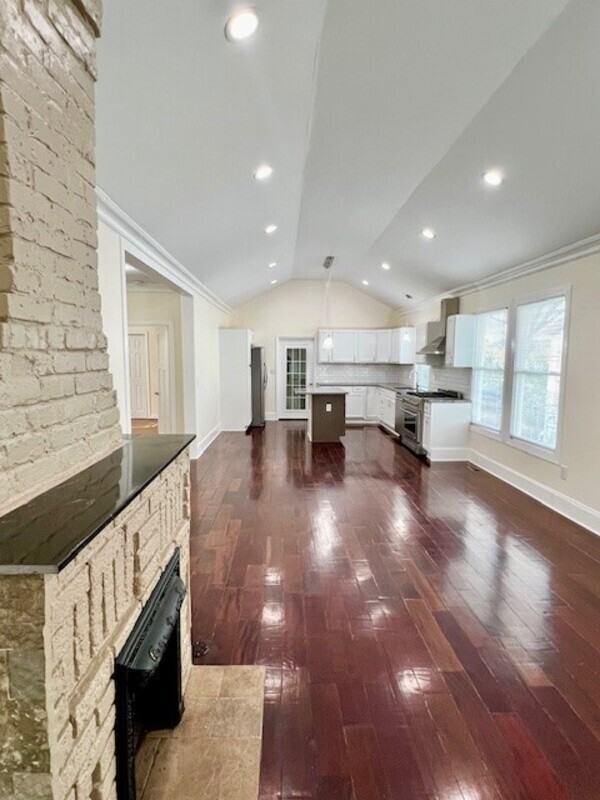 202 Maurice St - Photo 7 of 18