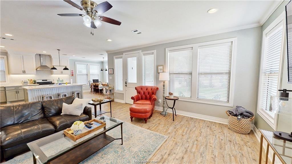 299 Glade St - Photo 3 of 22