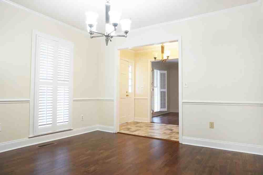 318 Foxhall Ct - Photo 6 of 33