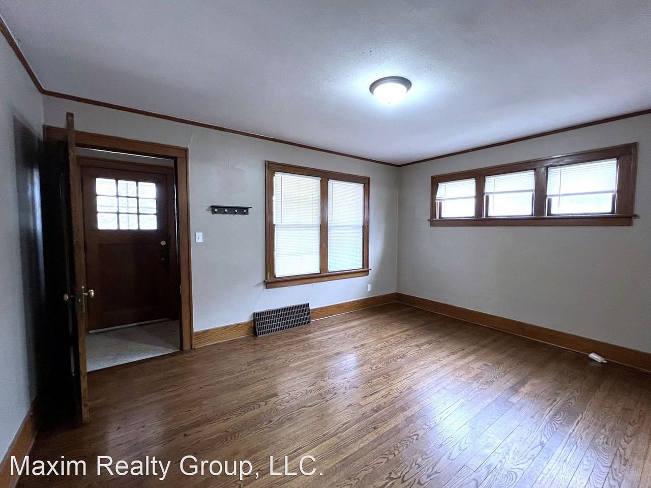 4327 Seward St - Photo 2 of 11