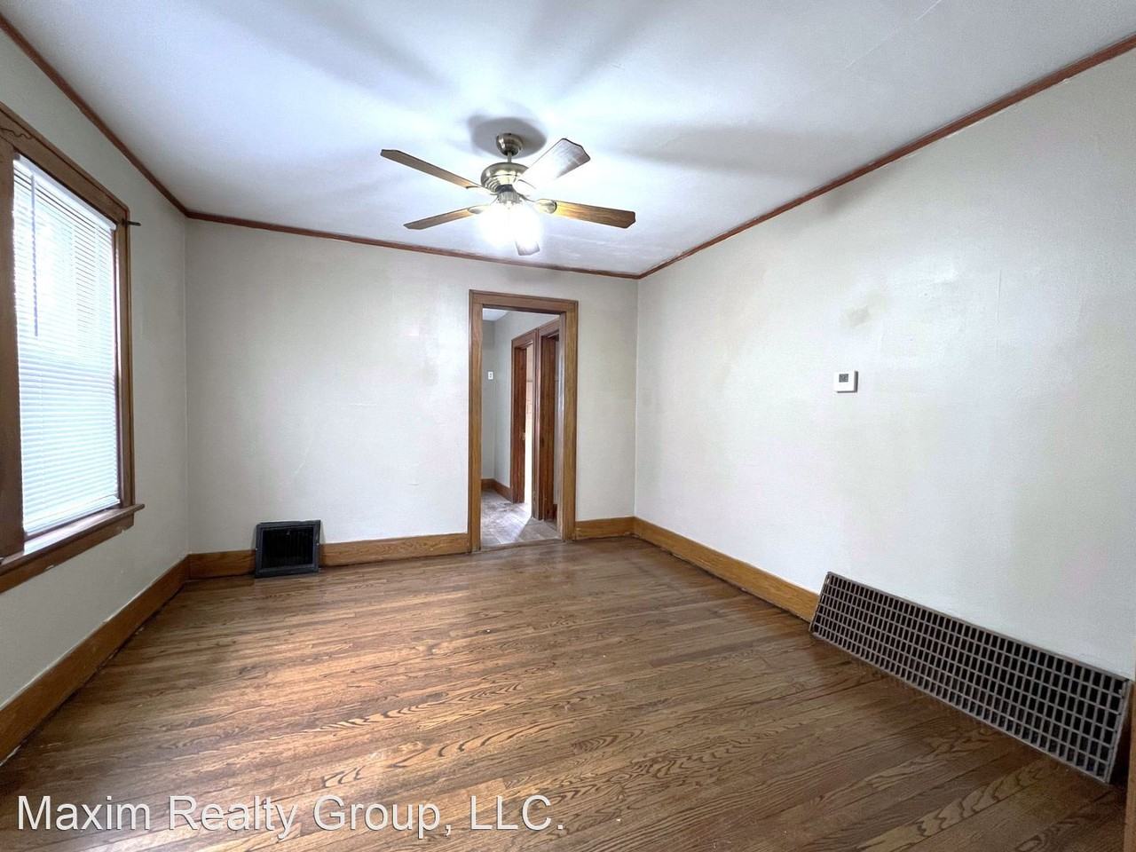 4327 Seward St - Photo 3 of 11