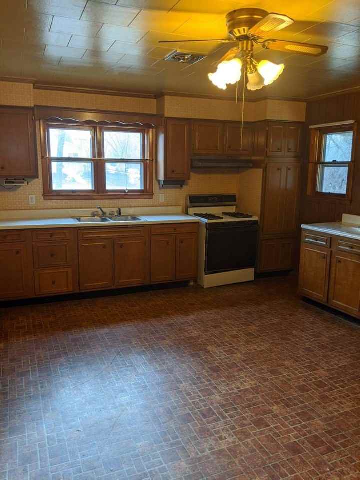 625 N 3rd St - Photo 3 of 9