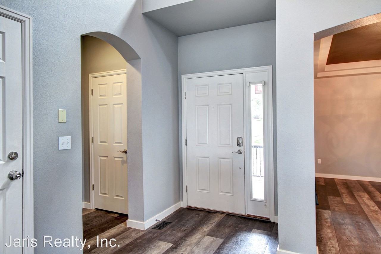 5027 Gould Cir - Photo 2 of 42