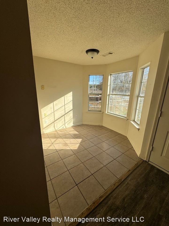 1811 Birchwood Dr - Photo 3 of 9