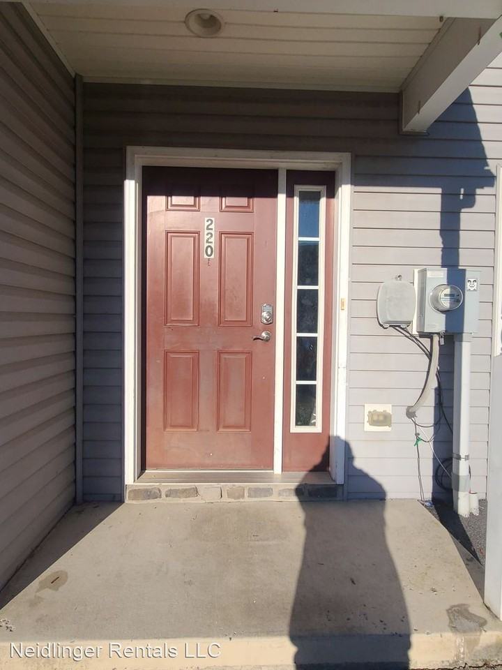 220 Crown Ct - Photo 2 of 41