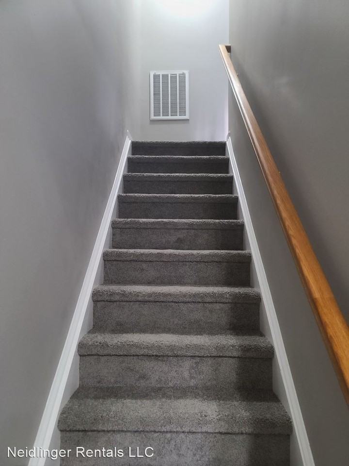 220 Crown Ct - Photo 3 of 41