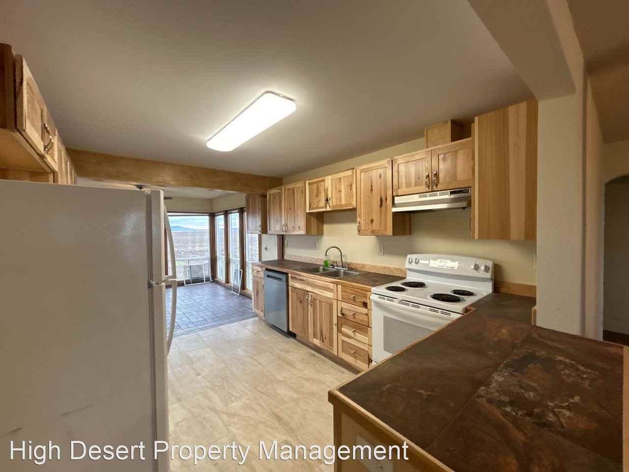 1305 Nw Elm Ln - Photo 3 of 10