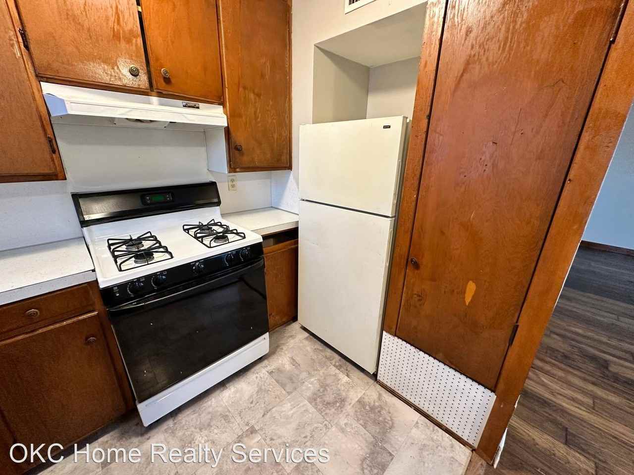 110 W Beech St - Photo 3 of 12