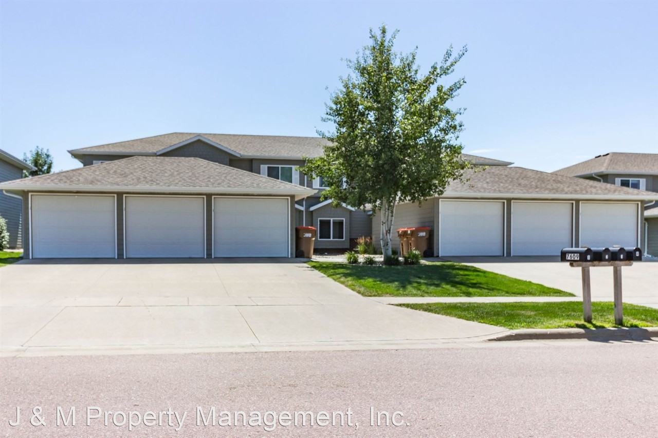 Boulder Pointe Townhomes - Photo 2 of 22
