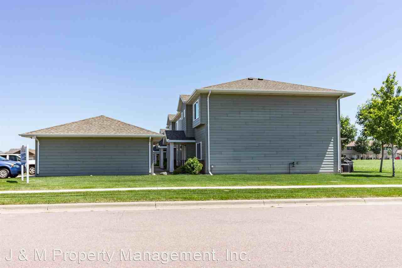 Boulder Pointe Townhomes - Photo 3 of 22