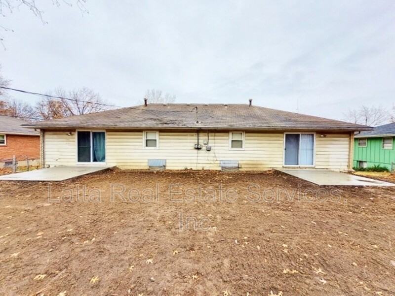 1100 Sw Sunset St - Photo 2 of 13