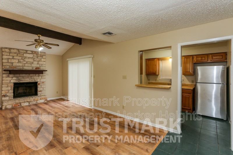 1120 Royal Crest Dr - Photo 5 of 22