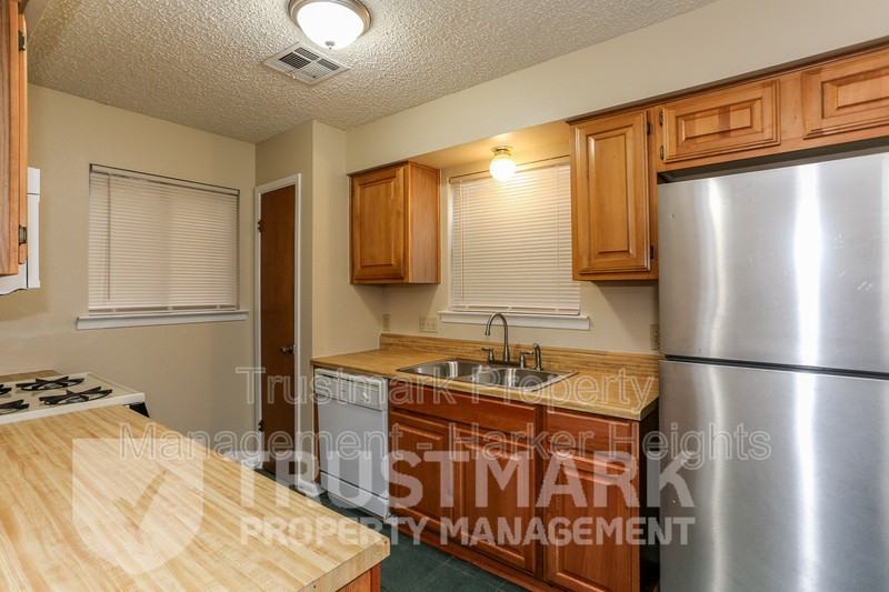 1120 Royal Crest Dr - Photo 7 of 22