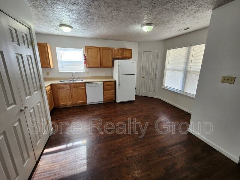 444 S Gilbert St - Photo 3 of 8